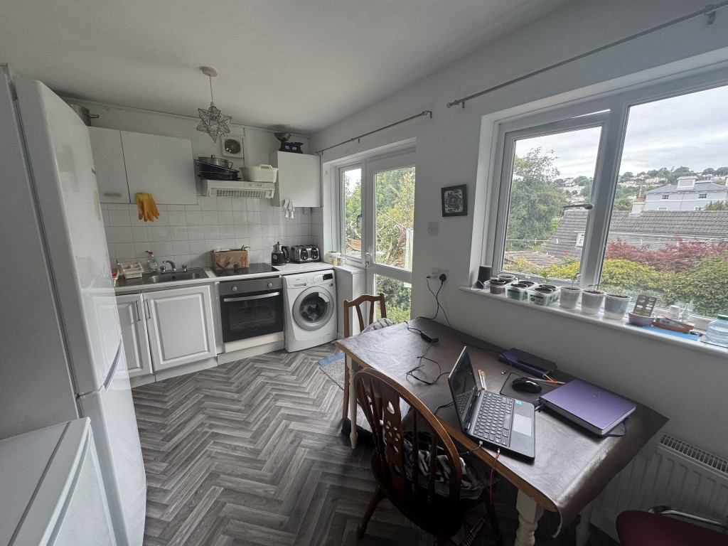 Lot: 89 - RESIDENTIAL INVESTMENT COMPRISING THREE-BEDROOM MAISONETTE AND GARDEN FLAT FOR IMPROVEMENT AND REPAIR - Garden flat kitchen different angle